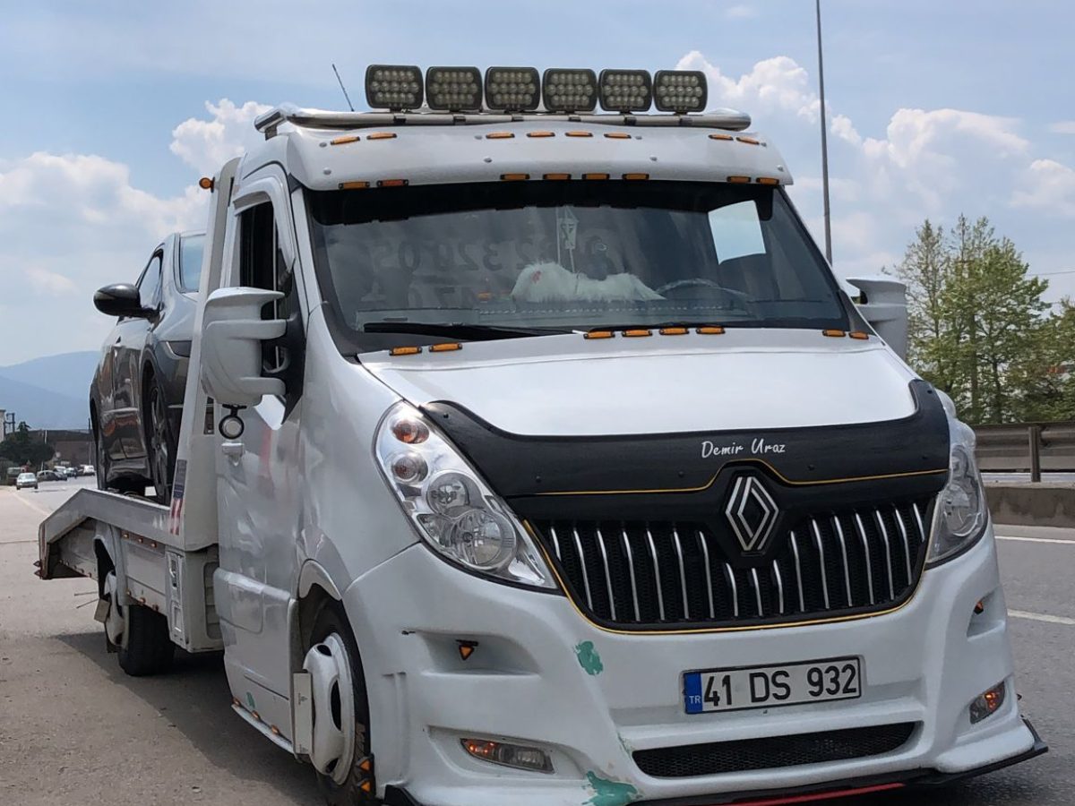 Uraz Oto Kurtarma & Yol Yardım çekici aracı Serdivan çevresinde görev başında