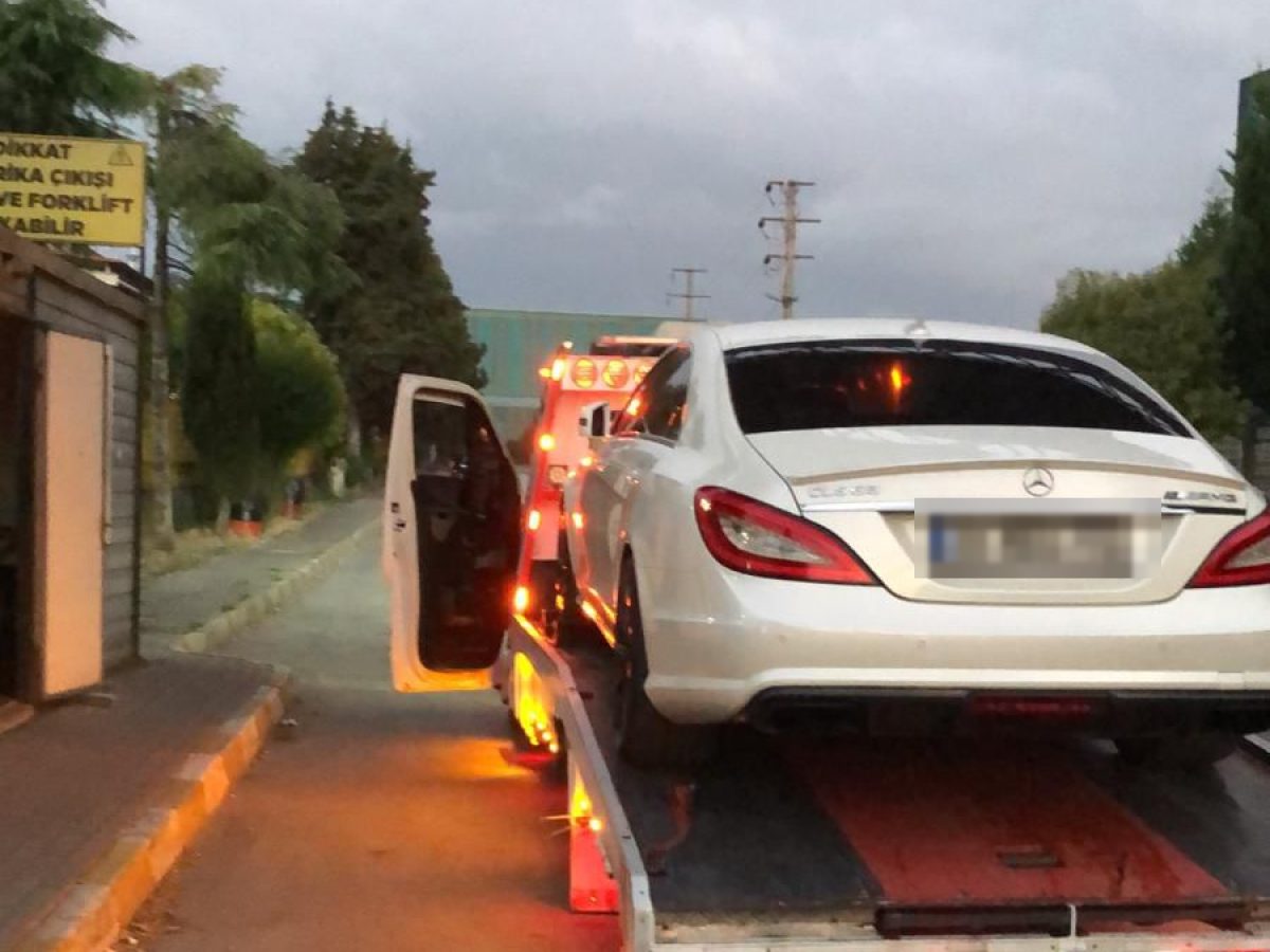 Altınova bölgesinde gece saatlerinde otomobilin çekiciye yüklenmesi