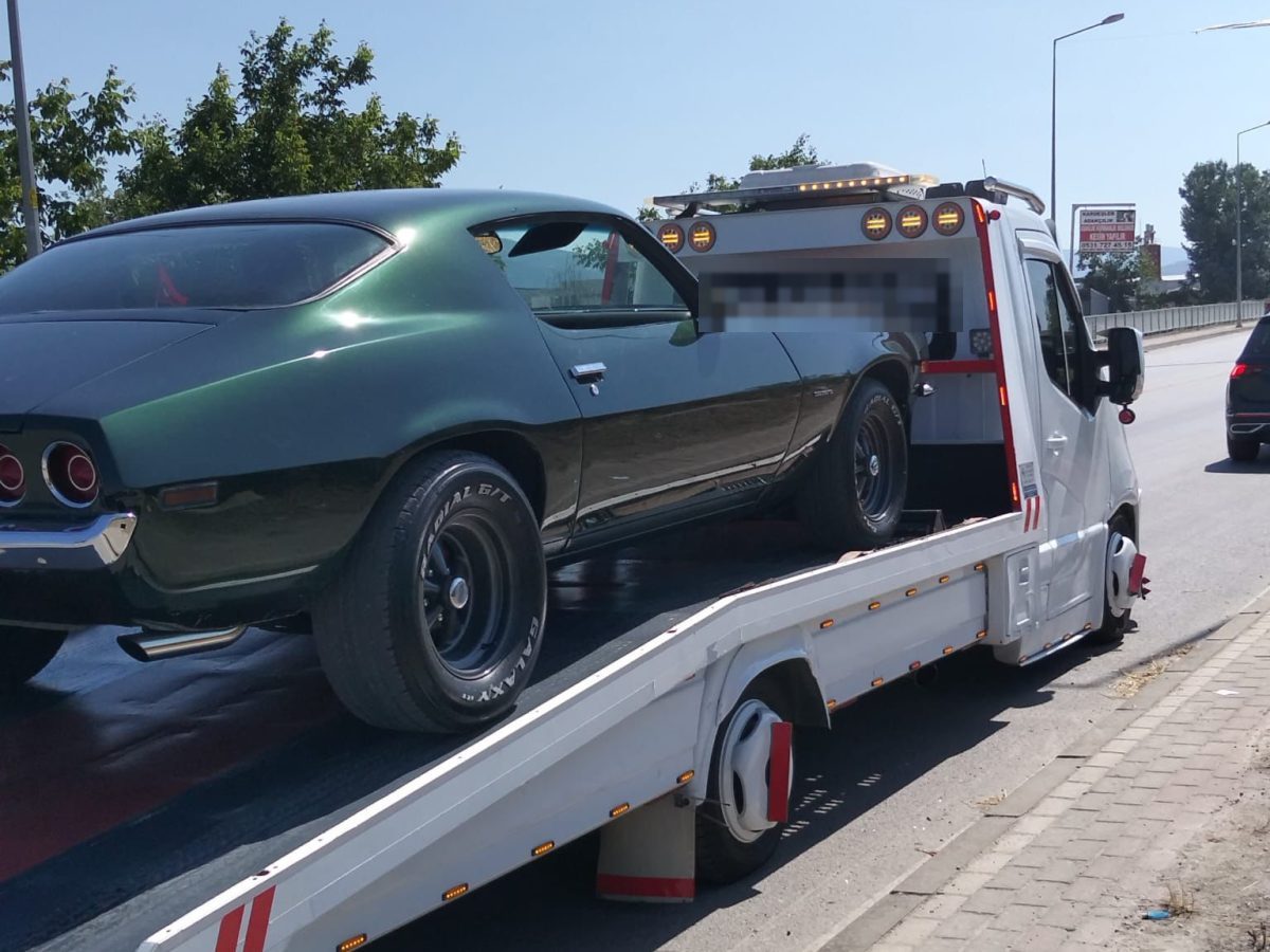 Sapanca bölgesinde klasik otomobilin çekici ile taşınması