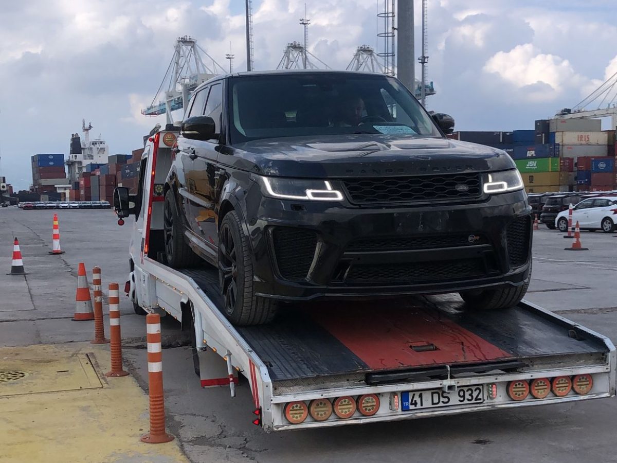Termal bölgesinde lüks SUV aracın çekici üzerinde taşınması