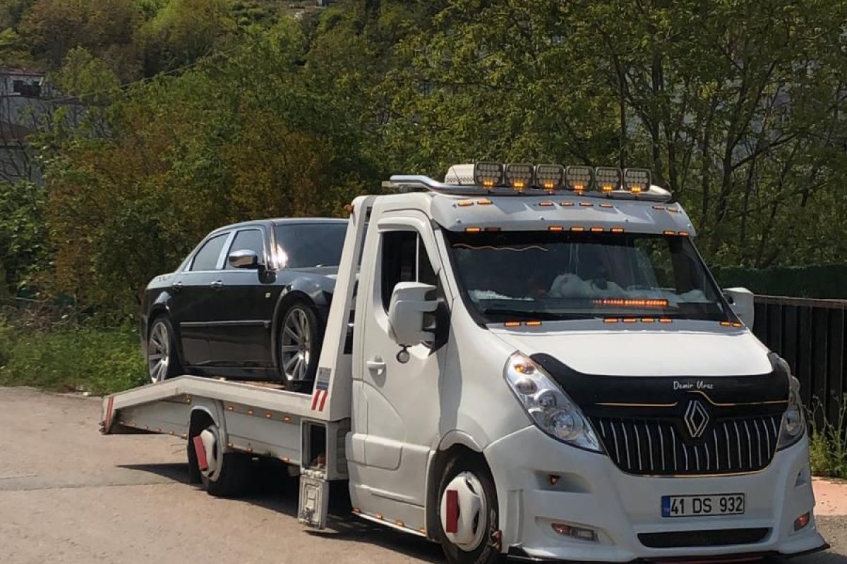 Serdivan çevresinde yol kenarında kalan aracın kurtarılması